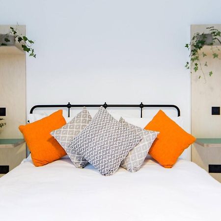The Plywood Flat, Modern Style In A Traditional Tenement เอดินบะระ ภายนอก รูปภาพ