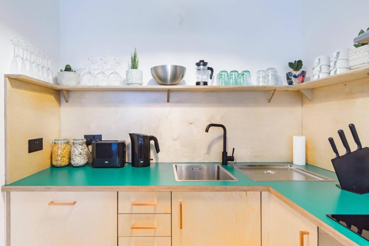The Plywood Flat, Modern Style In A Traditional Tenement เอดินบะระ ภายนอก รูปภาพ