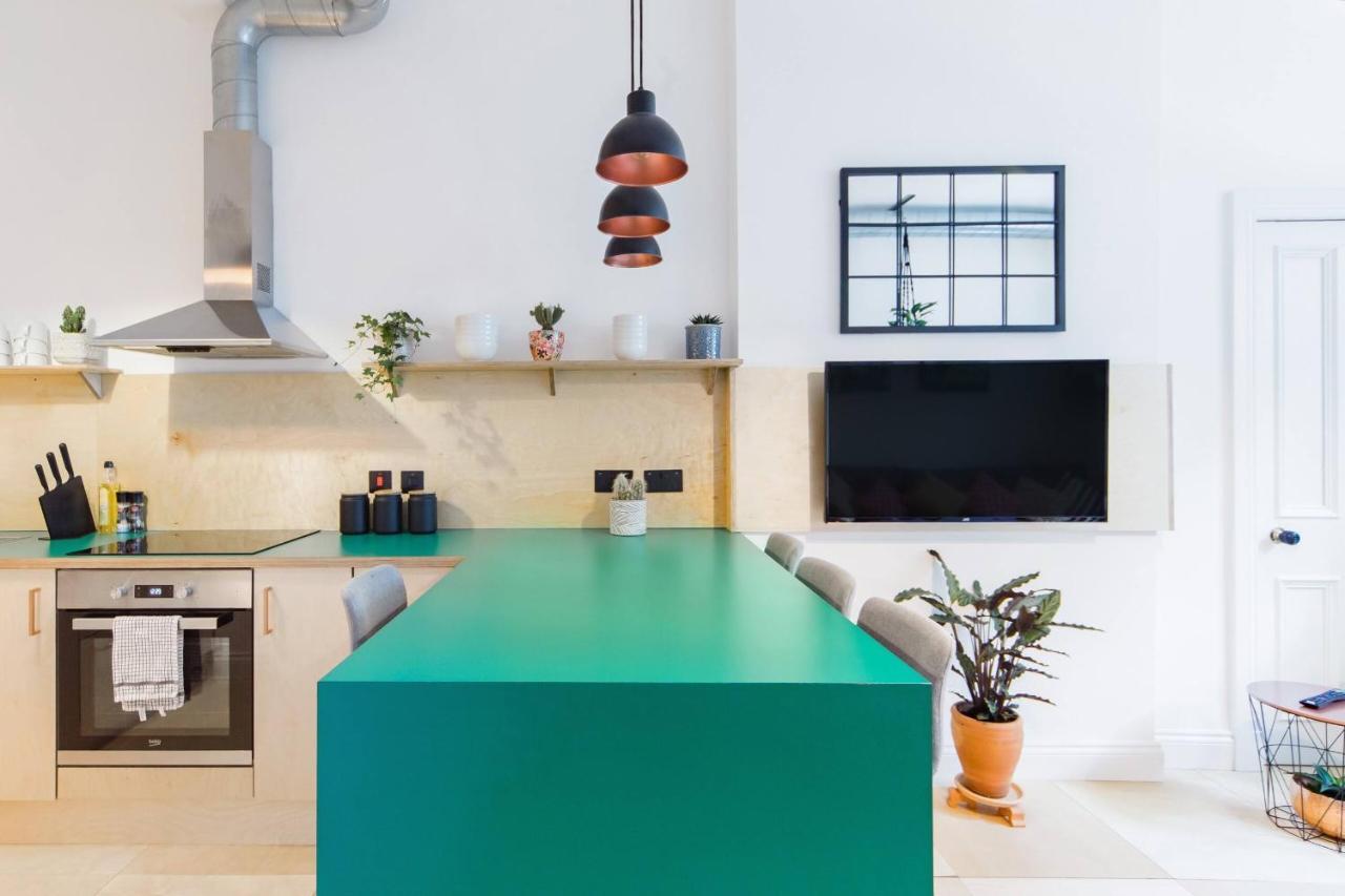 The Plywood Flat, Modern Style In A Traditional Tenement เอดินบะระ ภายนอก รูปภาพ