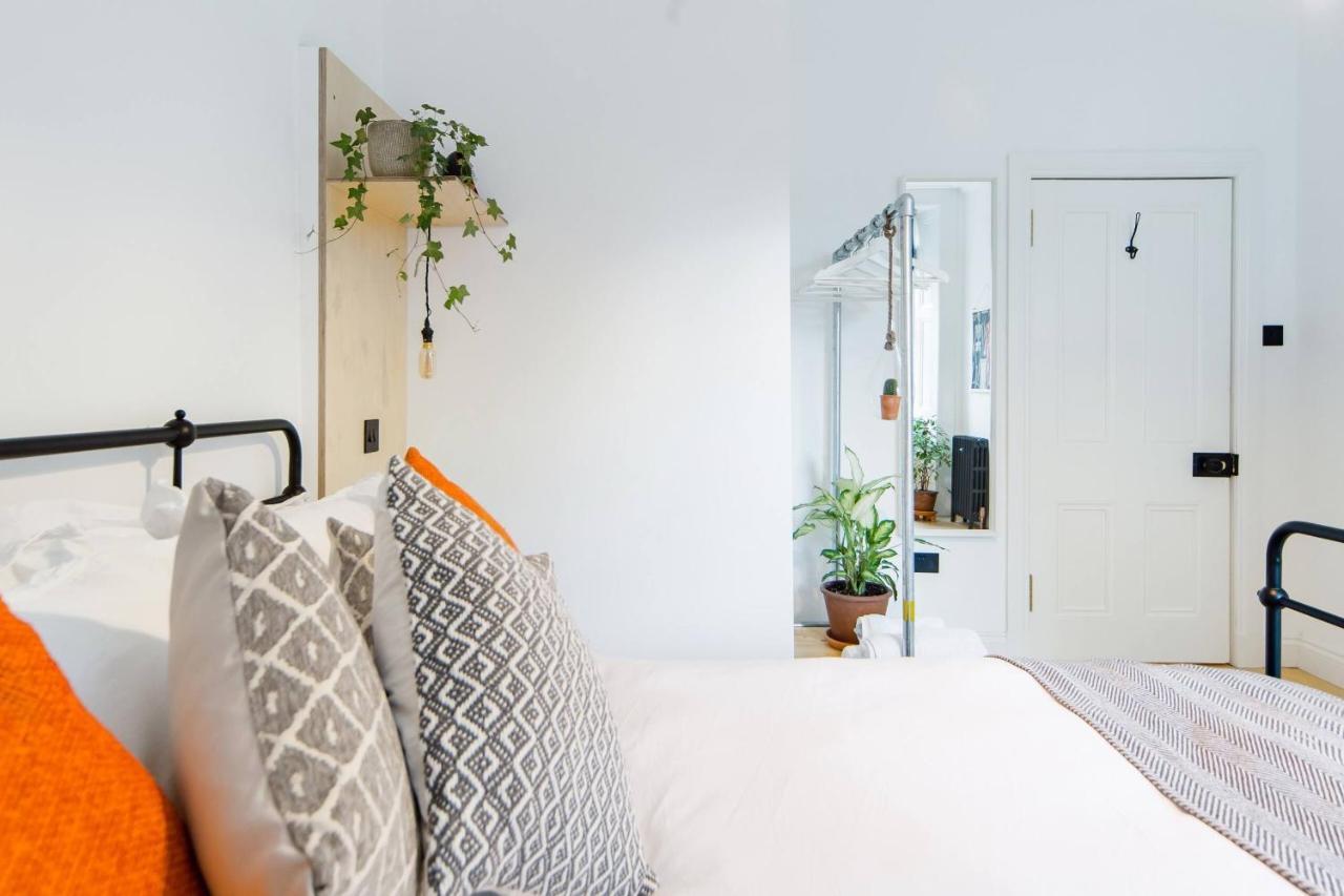 The Plywood Flat, Modern Style In A Traditional Tenement เอดินบะระ ภายนอก รูปภาพ